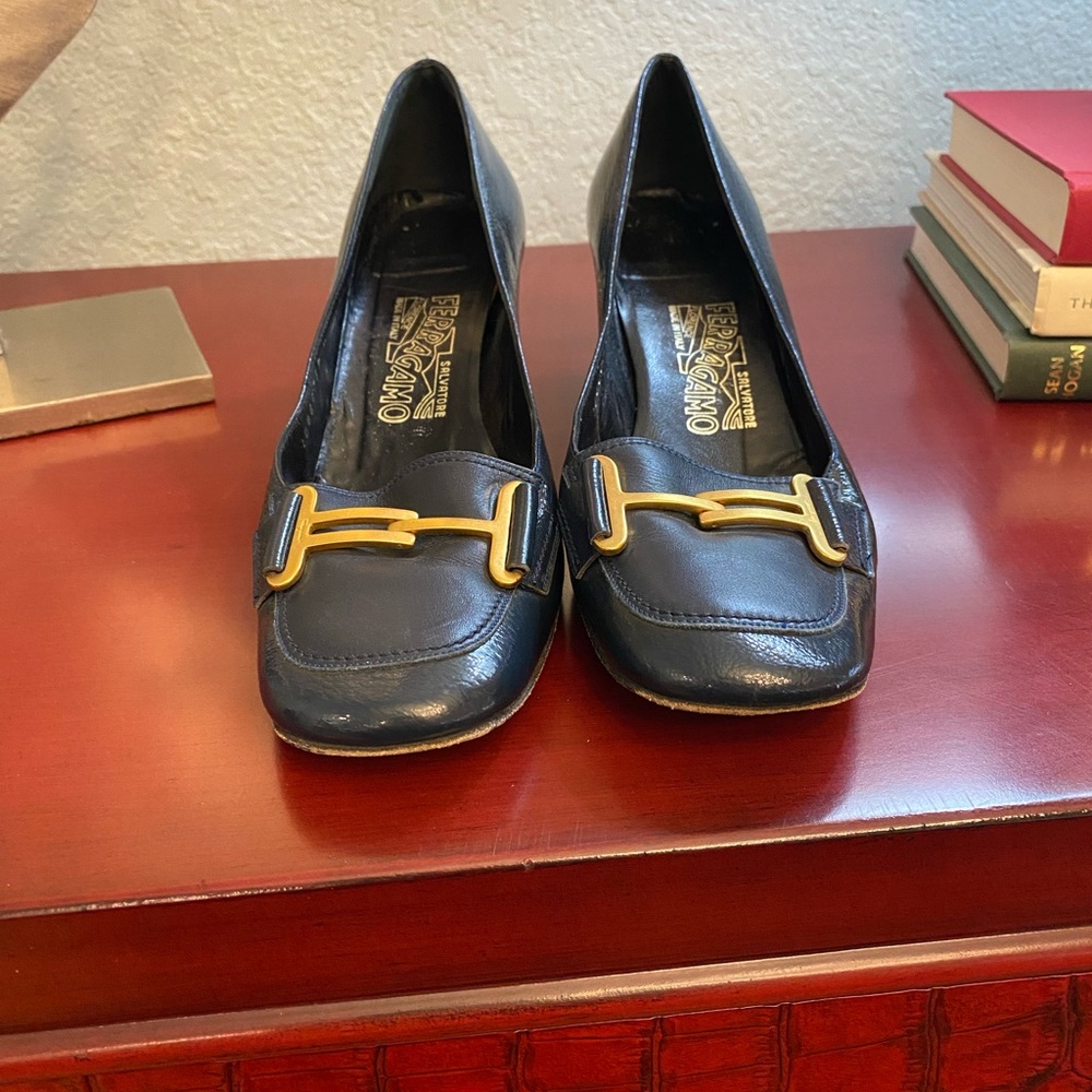 Ferragamo blue/navy shoes heels. Size 9C